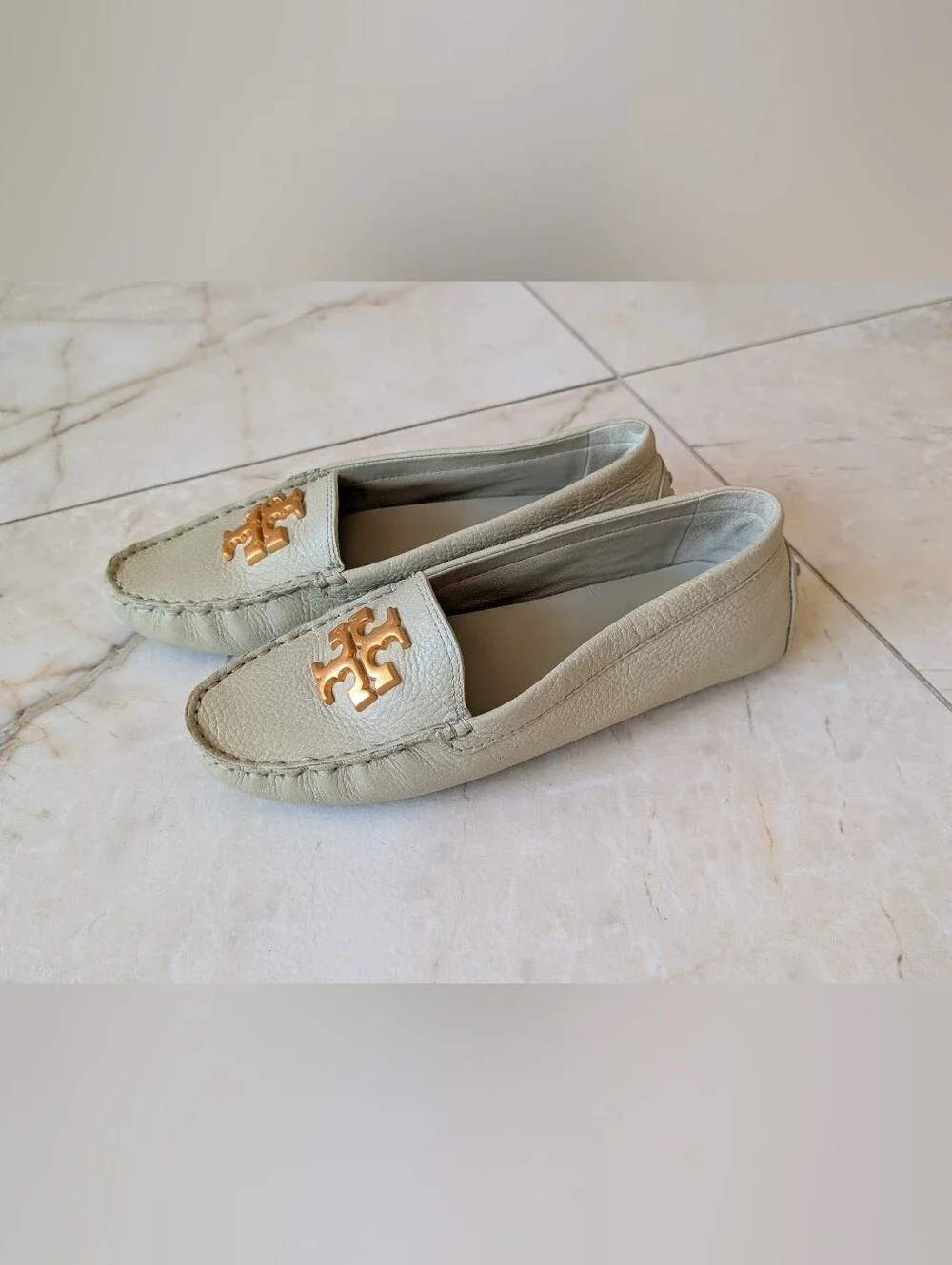 Tory Burch | Everly Driver Tumbled Leather Calf in Pine Frost Rolled Brass